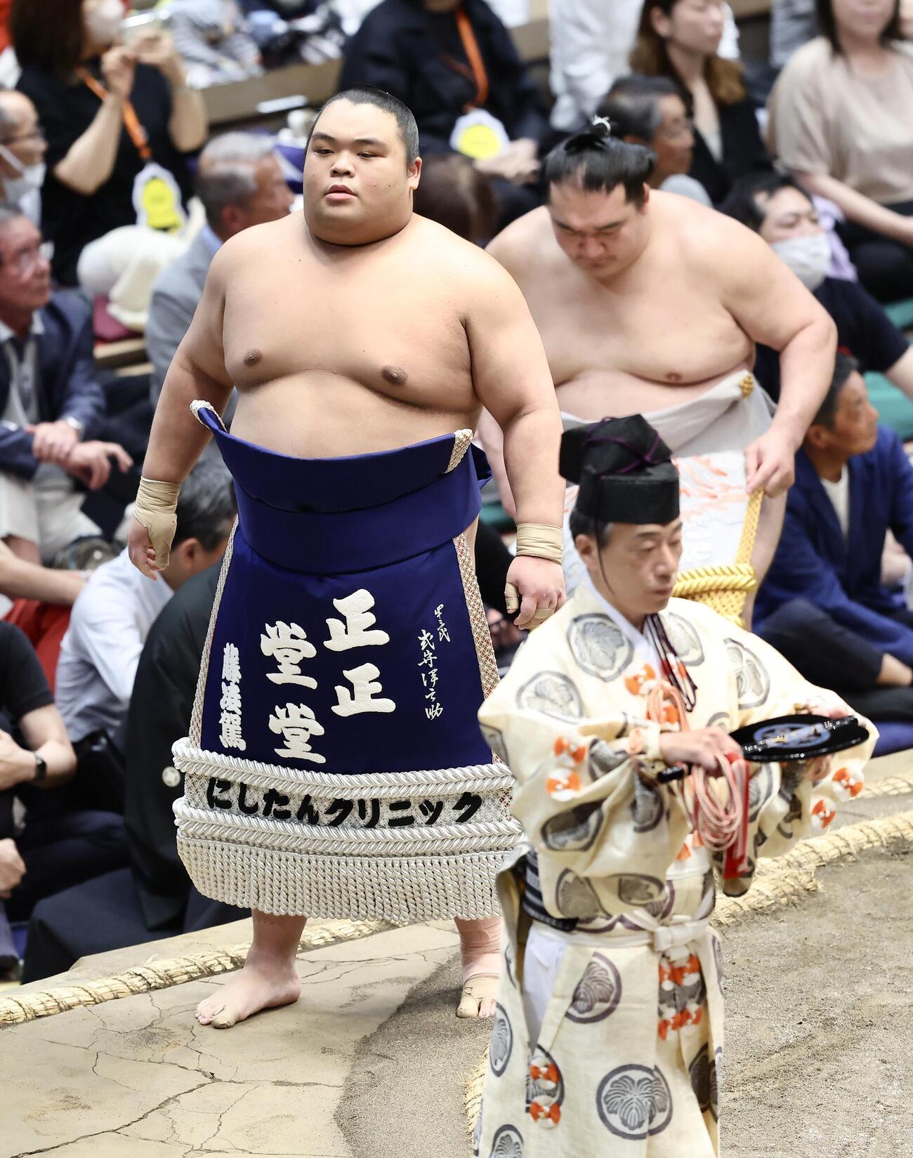 大相撲夏場所　11日目　にしたんクリニックの化粧まわしで土俵入りする藤凌駕（撮影・河田真司）