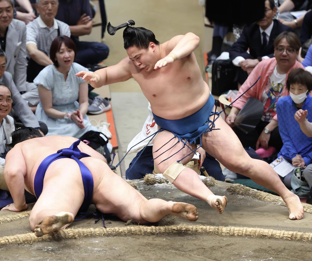 大相撲夏場所　11日目　欧勝馬（左）を送り投げで破る琴栄峰（撮影・河田真司）