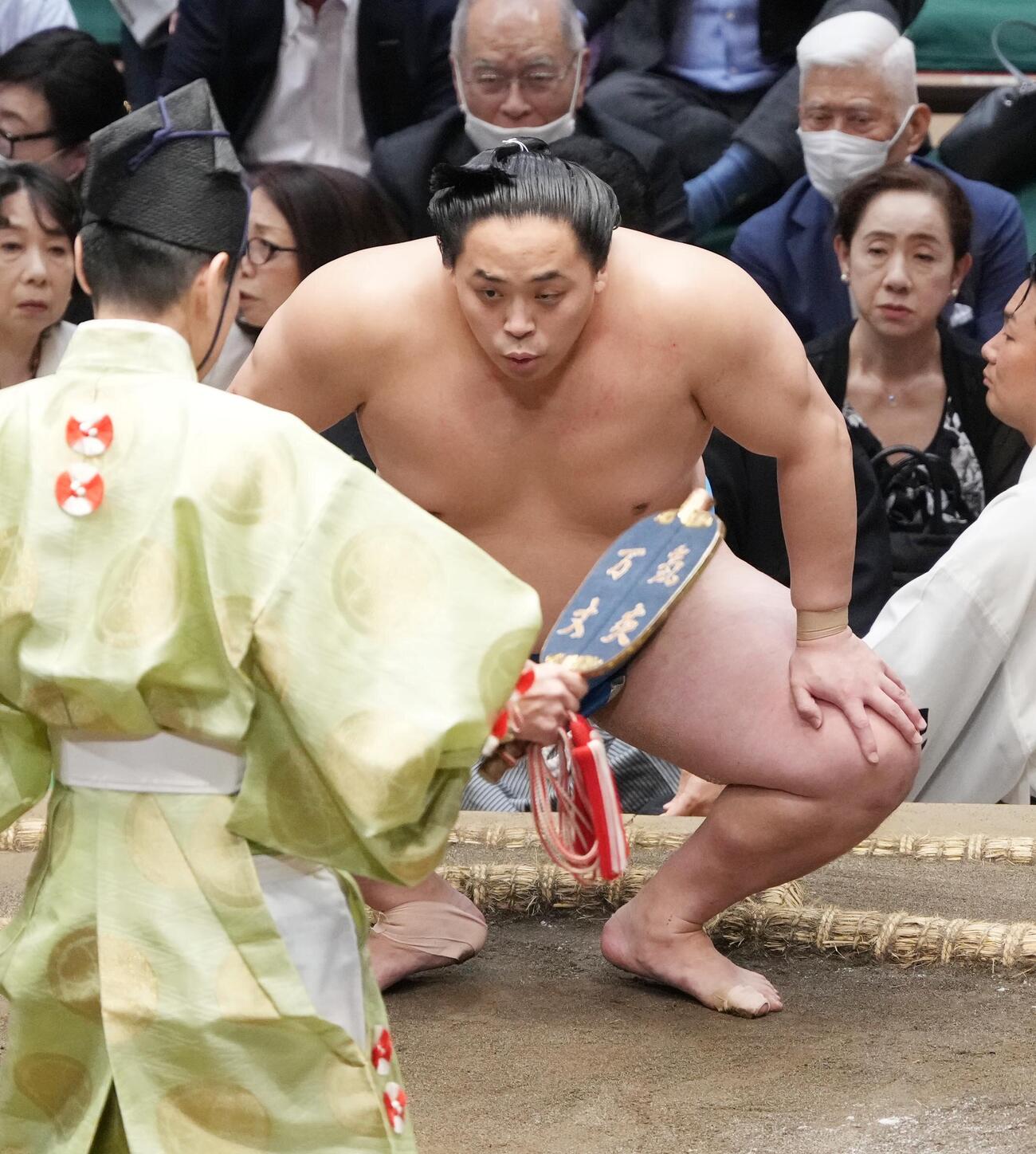 大相撲夏場所11日目　勝ち名乗りを受ける琴栄峰（撮影・小沢裕）