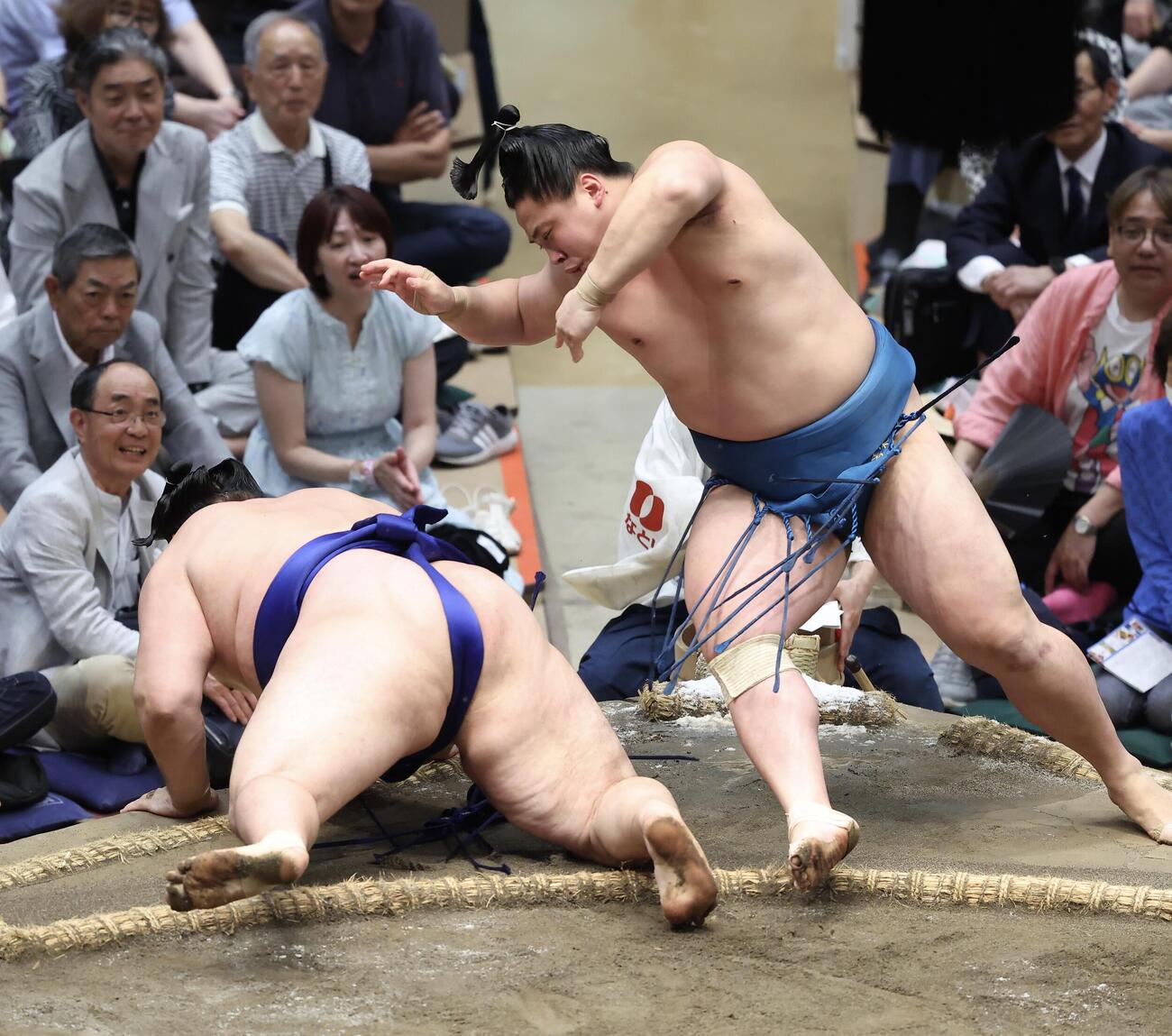 大相撲夏場所　11日目　欧勝馬（左）を送り投げで破る琴栄峰（撮影・河田真司）