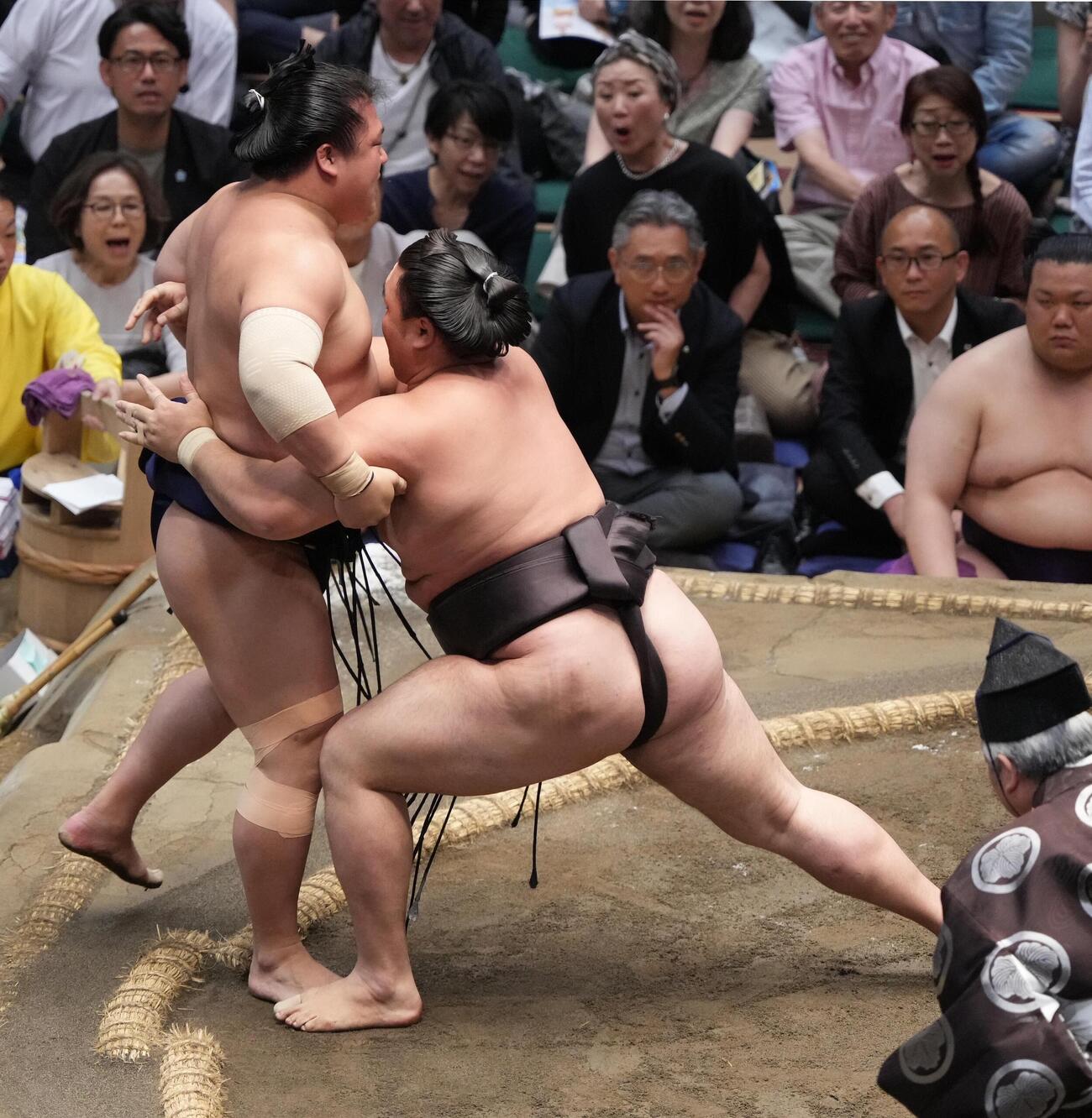 大相撲夏場所11日目　霧島（右）は若隆景を寄り切りで下す（撮影・小沢裕）　