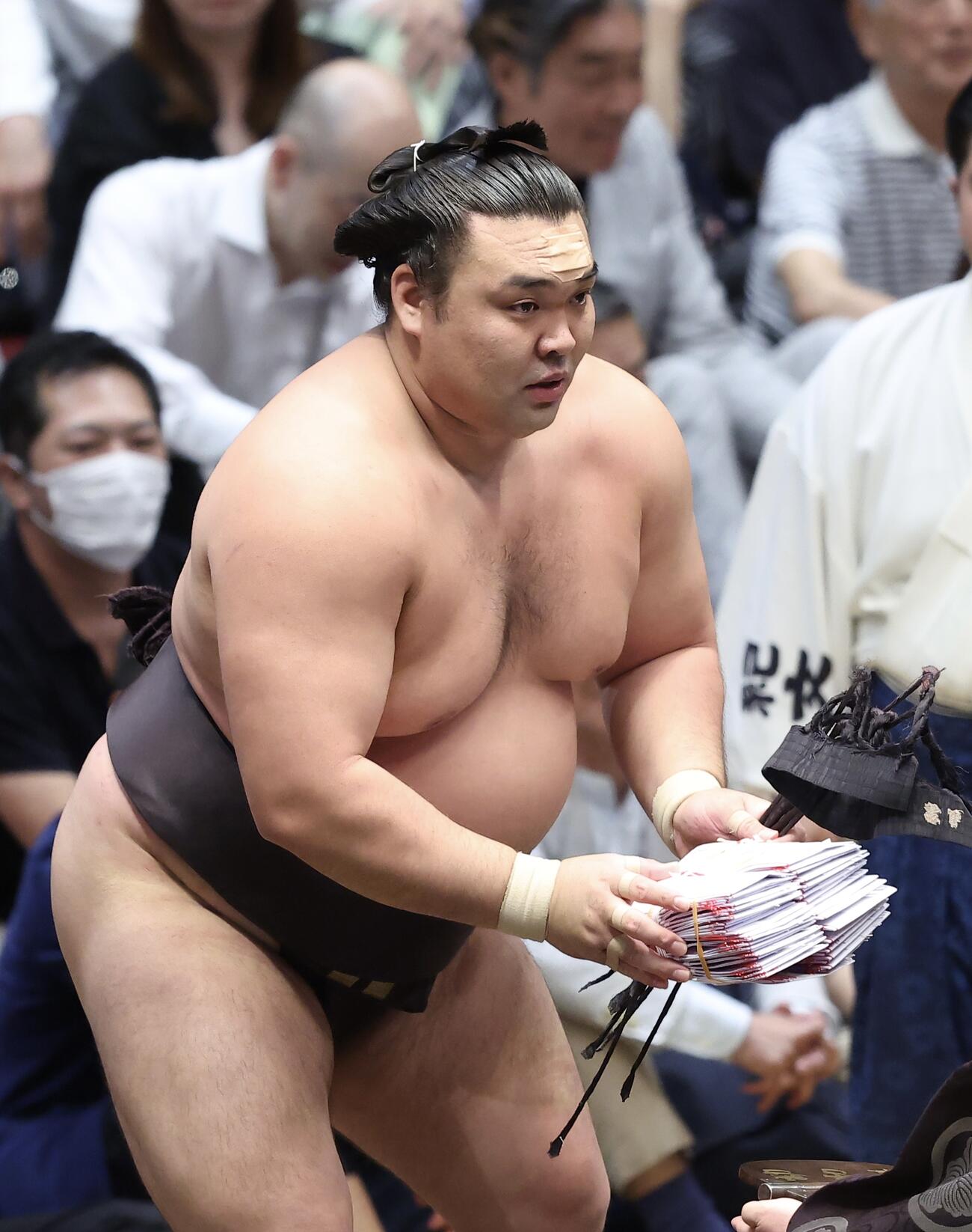 大相撲夏場所　11日目　若隆景を寄り切りで破り、懸賞金の束を受け取る霧島（撮影・河田真司）
