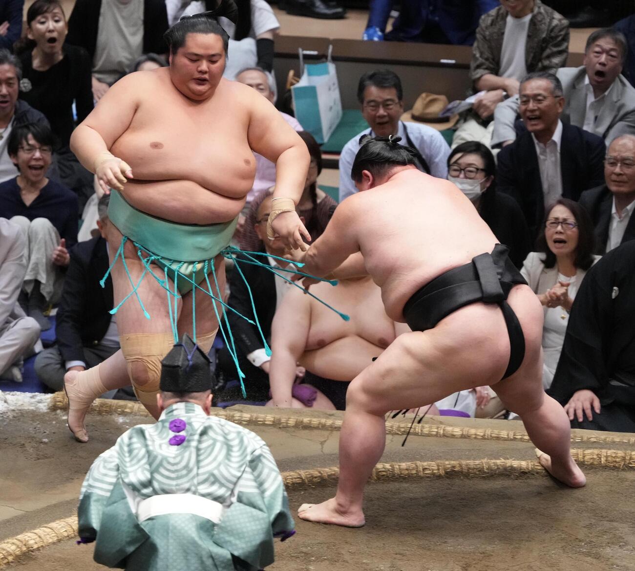 大相撲夏場所11日目　琴桜（左）は正代に送り出しで敗れる（撮影・小沢裕）　＝2026年5月20日