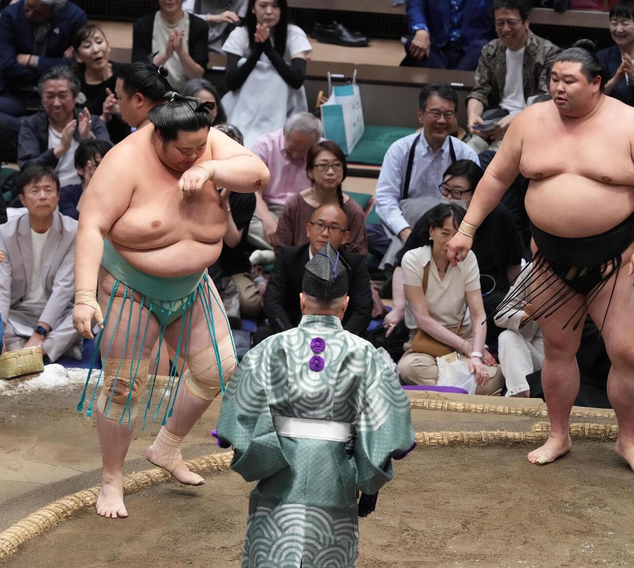 大相撲夏場所11日目　琴桜（左）は正代に送り出しで敗れる（撮影・小沢裕）　＝2026年5月20日