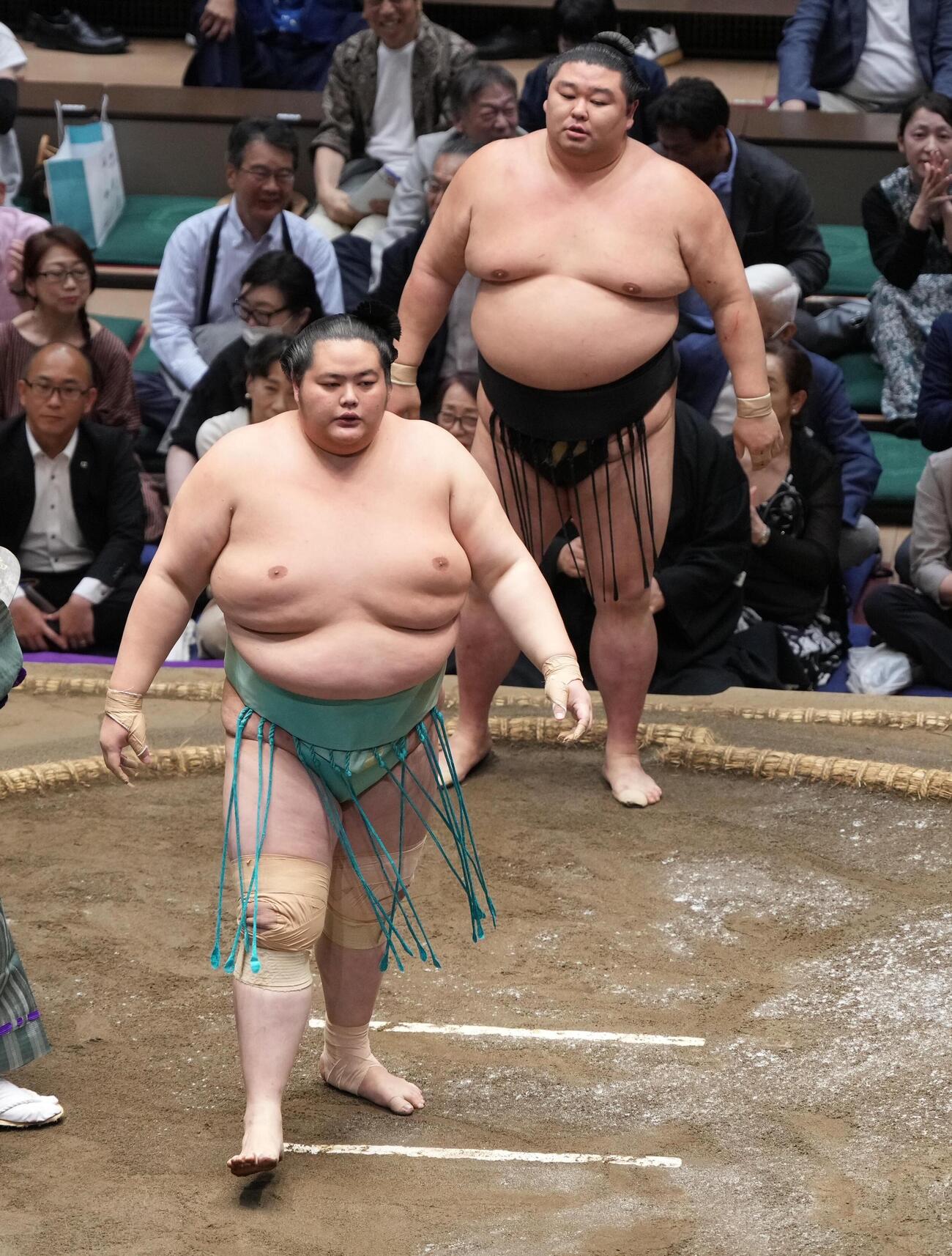 大相撲夏場所11日目　琴桜（左手前）は正代に送り出しで敗れる（撮影・小沢裕）　＝2026年5月20日