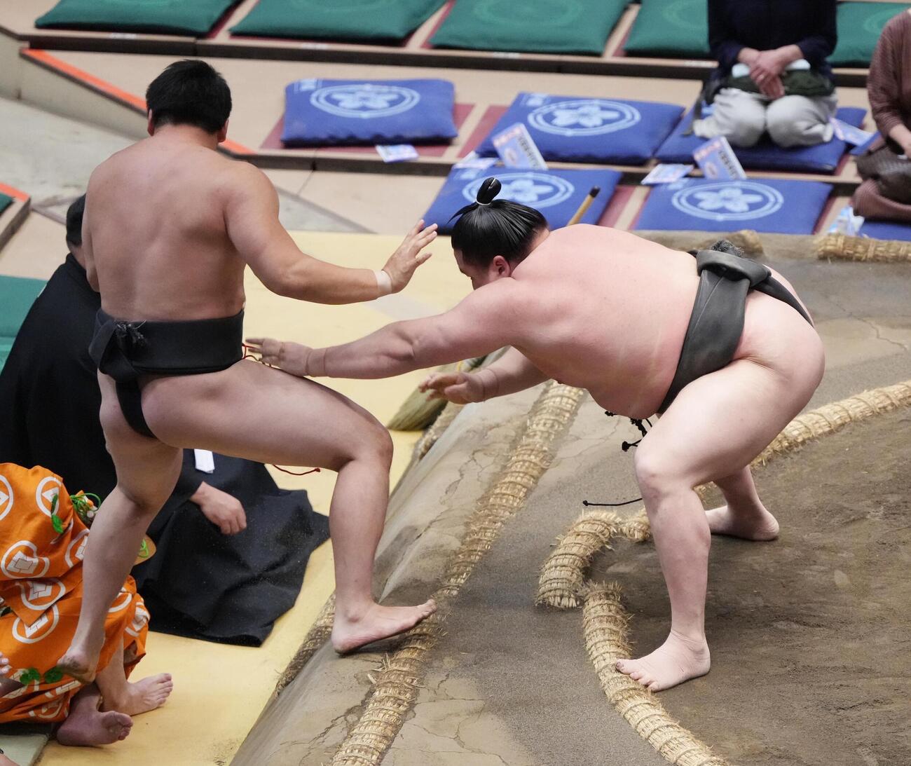 大相撲夏場所11日目　三段目の旭富士（右）は幕下付け出しの大森を寄り切りで破る（撮影・小沢裕）　＝2026年5月20日