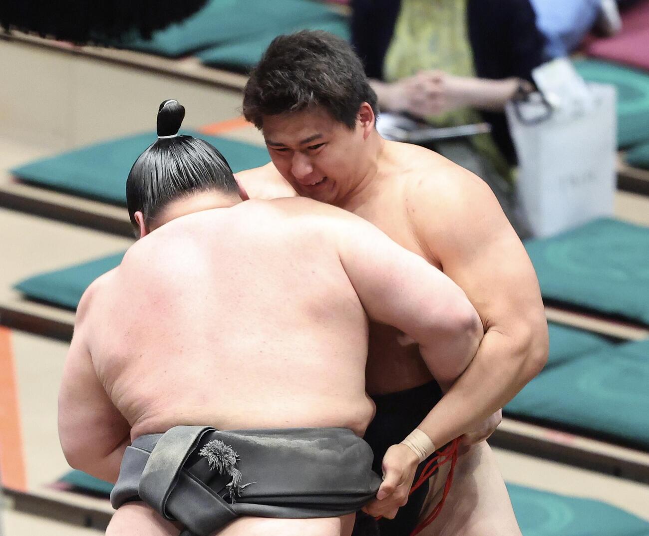 大相撲夏場所　11日目　旭富士（手前）の攻めに耐える大森（撮影・河田真司）＝2026年5月20日