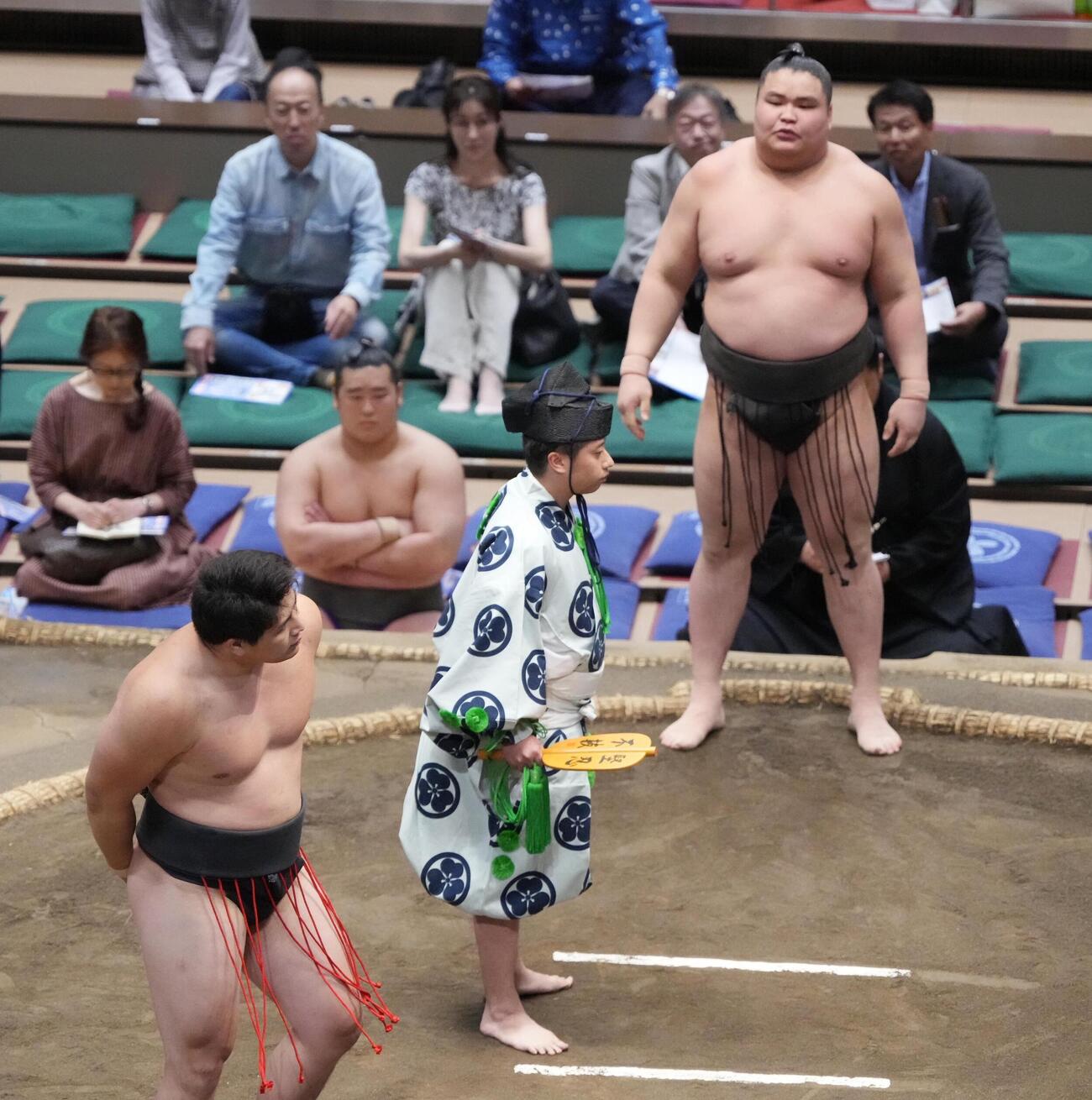 大相撲夏場所11日目　幕下付け出しの大森（左手前）は三段目の旭富士に寄り切りで敗れる（撮影・小沢裕）　＝2026年5月20日