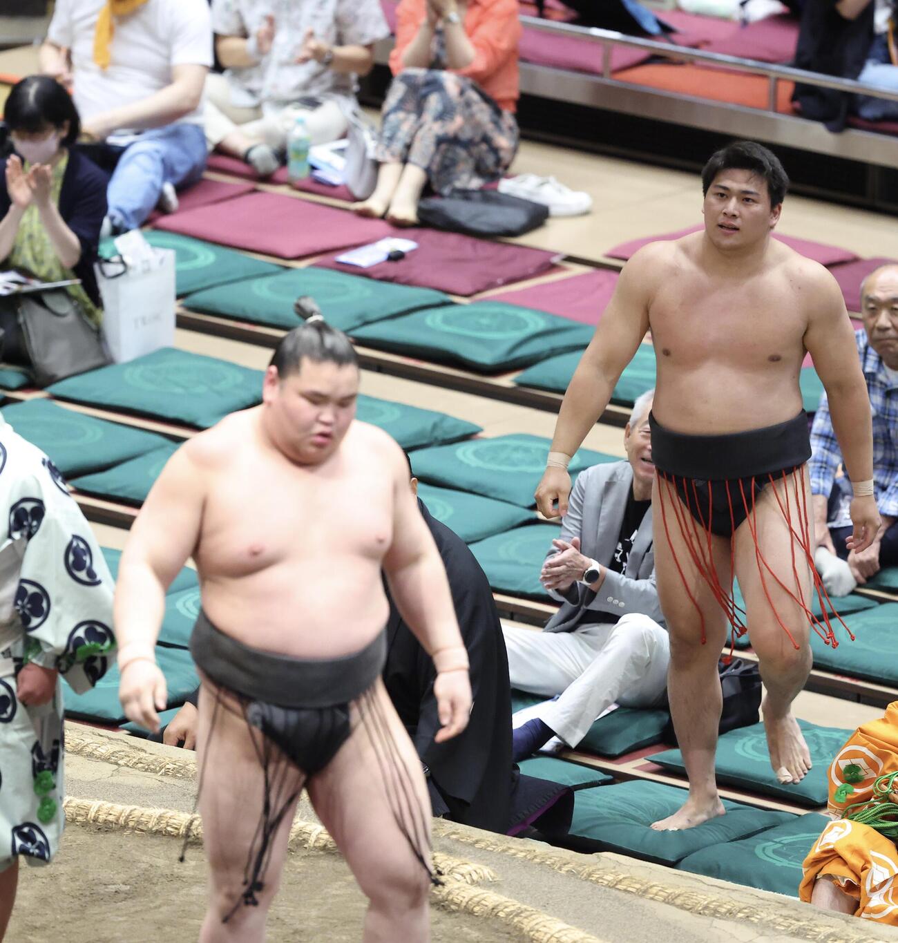 大相撲夏場所　11日目　旭富士（左）に寄り切りで敗れる大森（撮影・河田真司）＝2026年5月20日