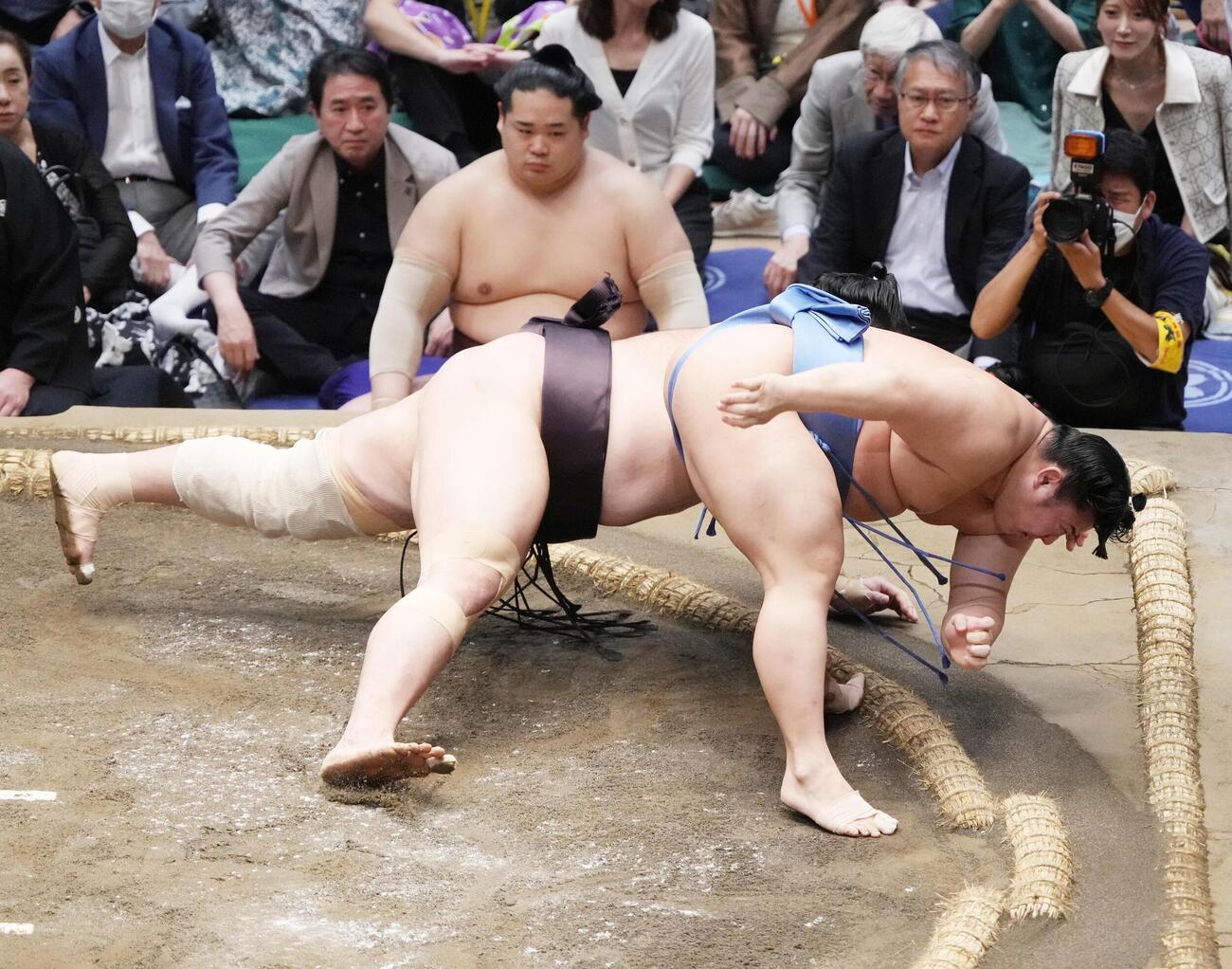 大相撲夏場所11日目　翔猿（右）は朝乃山を引き落としで破る（撮影・小沢裕）