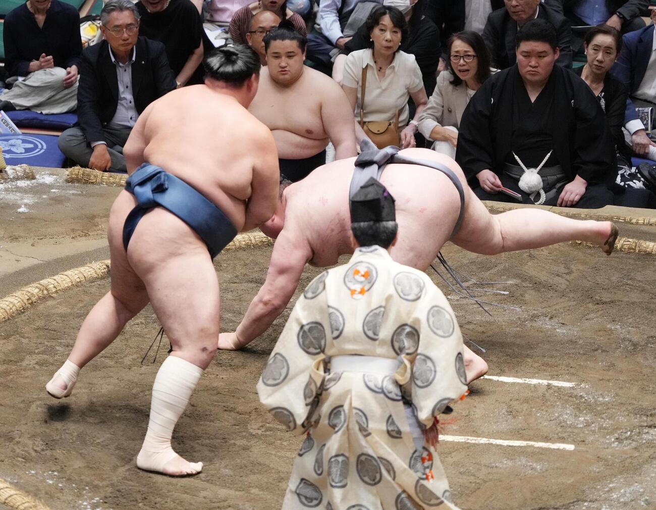 大相撲夏場所11日目　玉鷲（左）は金峰山を突き落としで破る（撮影・小沢裕）
