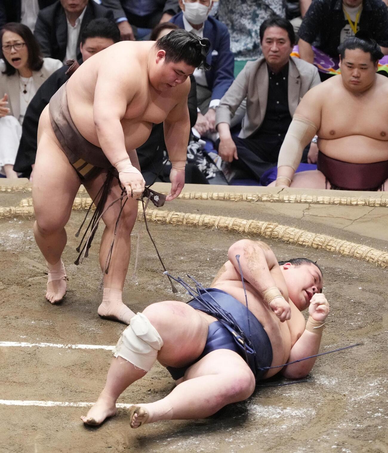 大相撲夏場所11日目　伯乃富士（左）は藤凌駕を上手投げで下す（撮影・小沢裕）　＝2026年5月20日