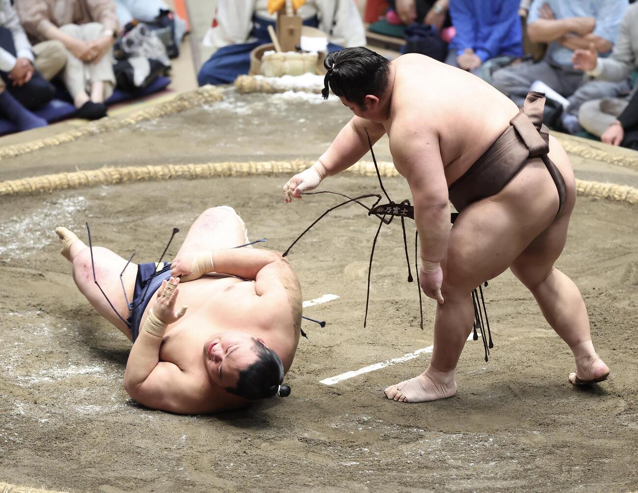 大相撲夏場所　11日目　伯乃富士（右）に上手投げで敗れる藤凌駕（撮影・河田真司）＝2026年5月20日