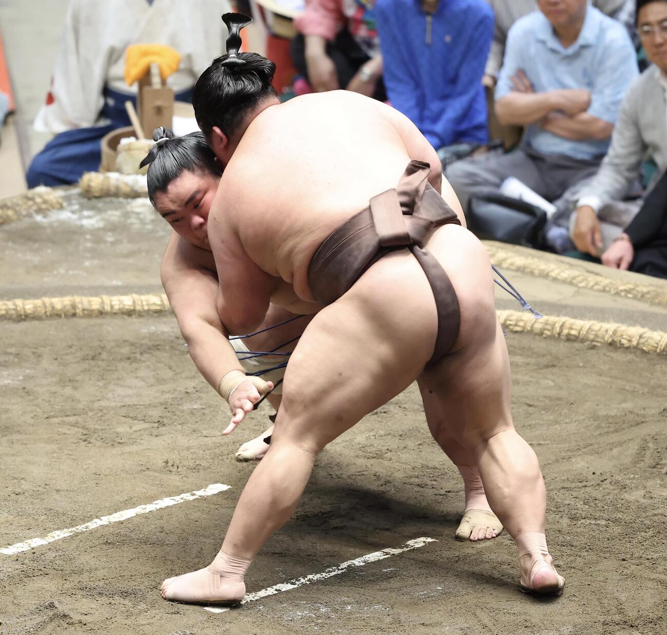 大相撲夏場所　11日目　伯乃富士（手前）に上手投げで敗れる藤凌駕（撮影・河田真司）＝2026年5月20日