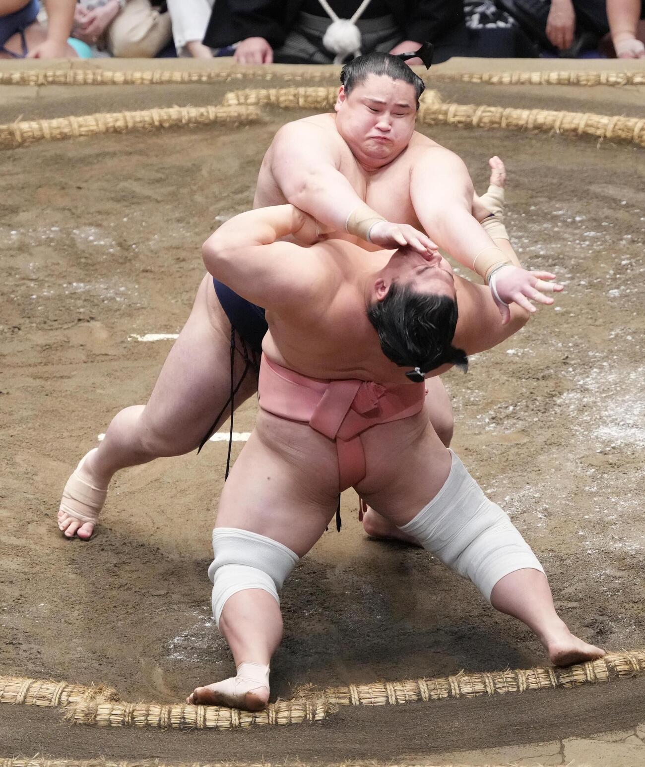 大相撲夏場所11日目　若ノ勝（奥）の攻めをこらえる宇良（撮影・小沢裕）