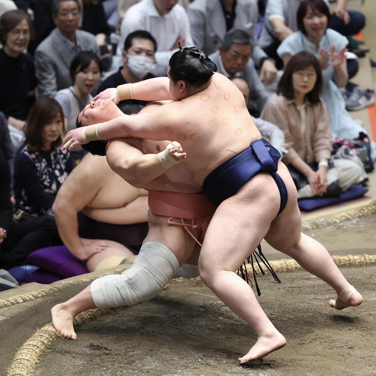 大相撲夏場所　11日目　若ノ勝（右）の攻めに耐える宇良（撮影・河田真司）