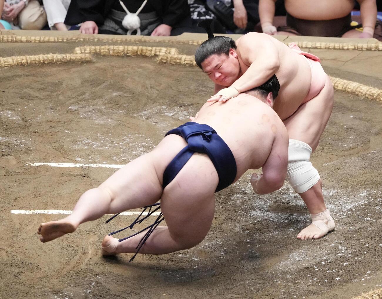 大相撲夏場所11日目　若ノ勝（左）を肩透かしで下す宇良（撮影・小沢裕）