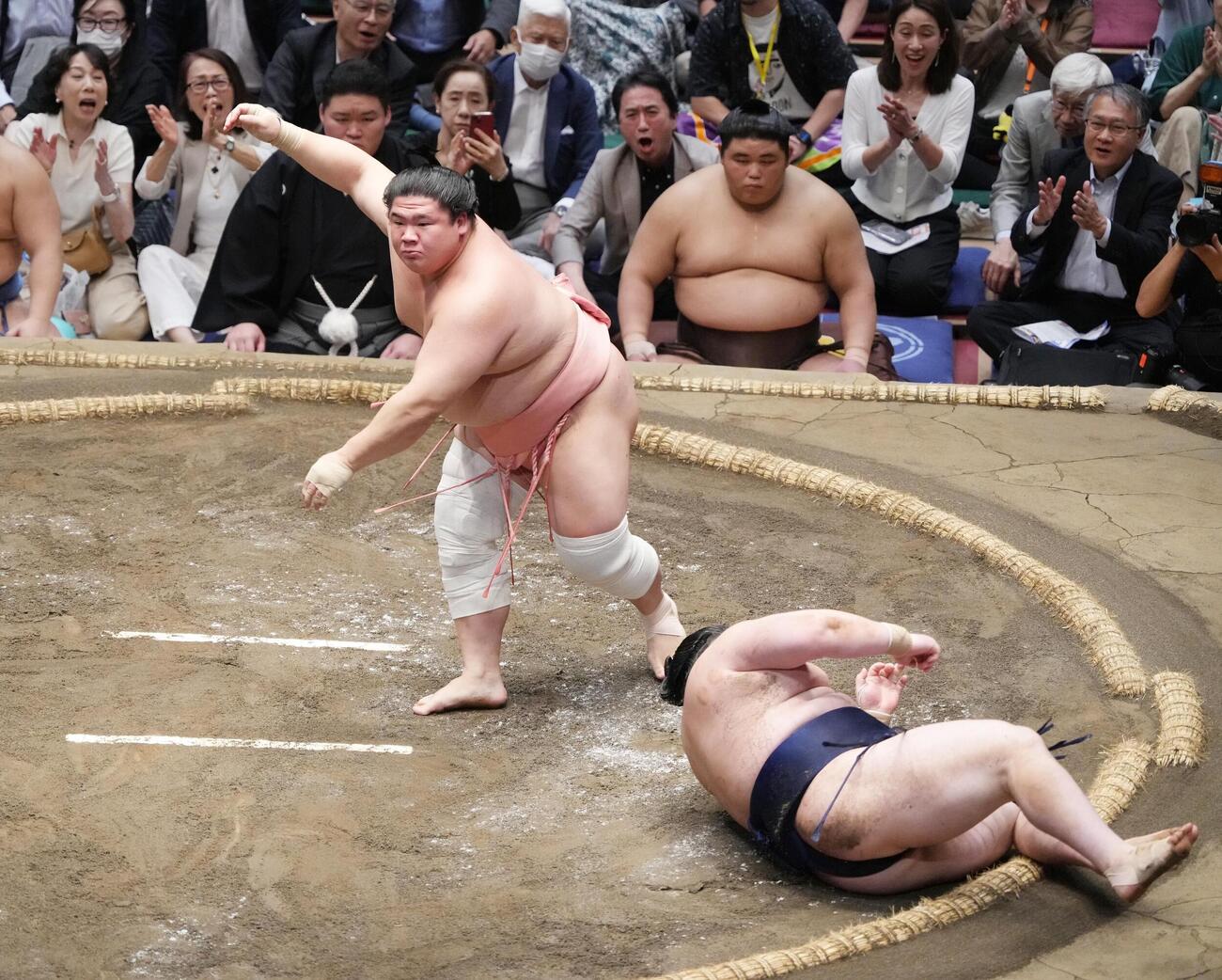 大相撲夏場所11日目　宇良は若ノ勝（左）を肩透かしで下す（撮影・小沢裕）