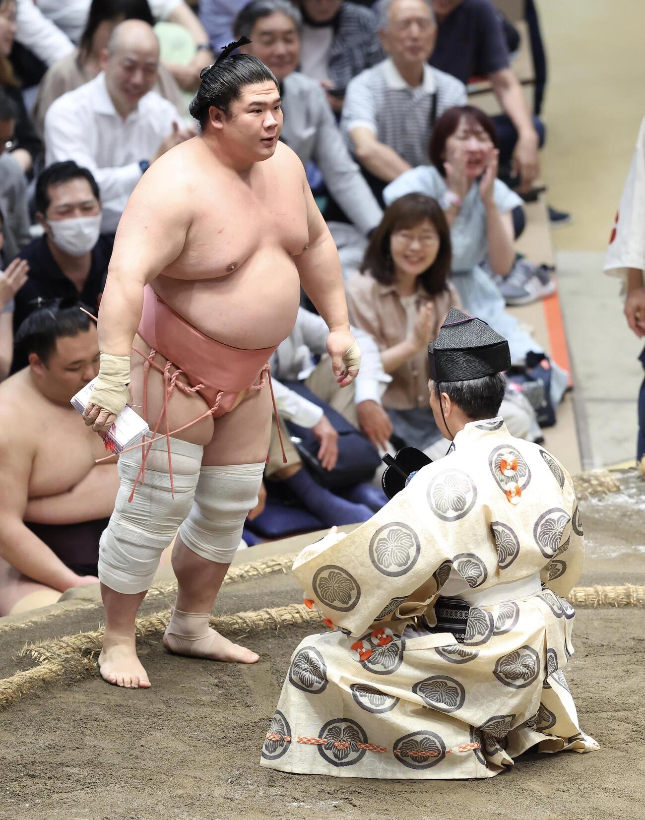大相撲夏場所　11日目　若ノ勝を肩透かしで破り、懸賞金を受け取る宇良（撮影・河田真司）