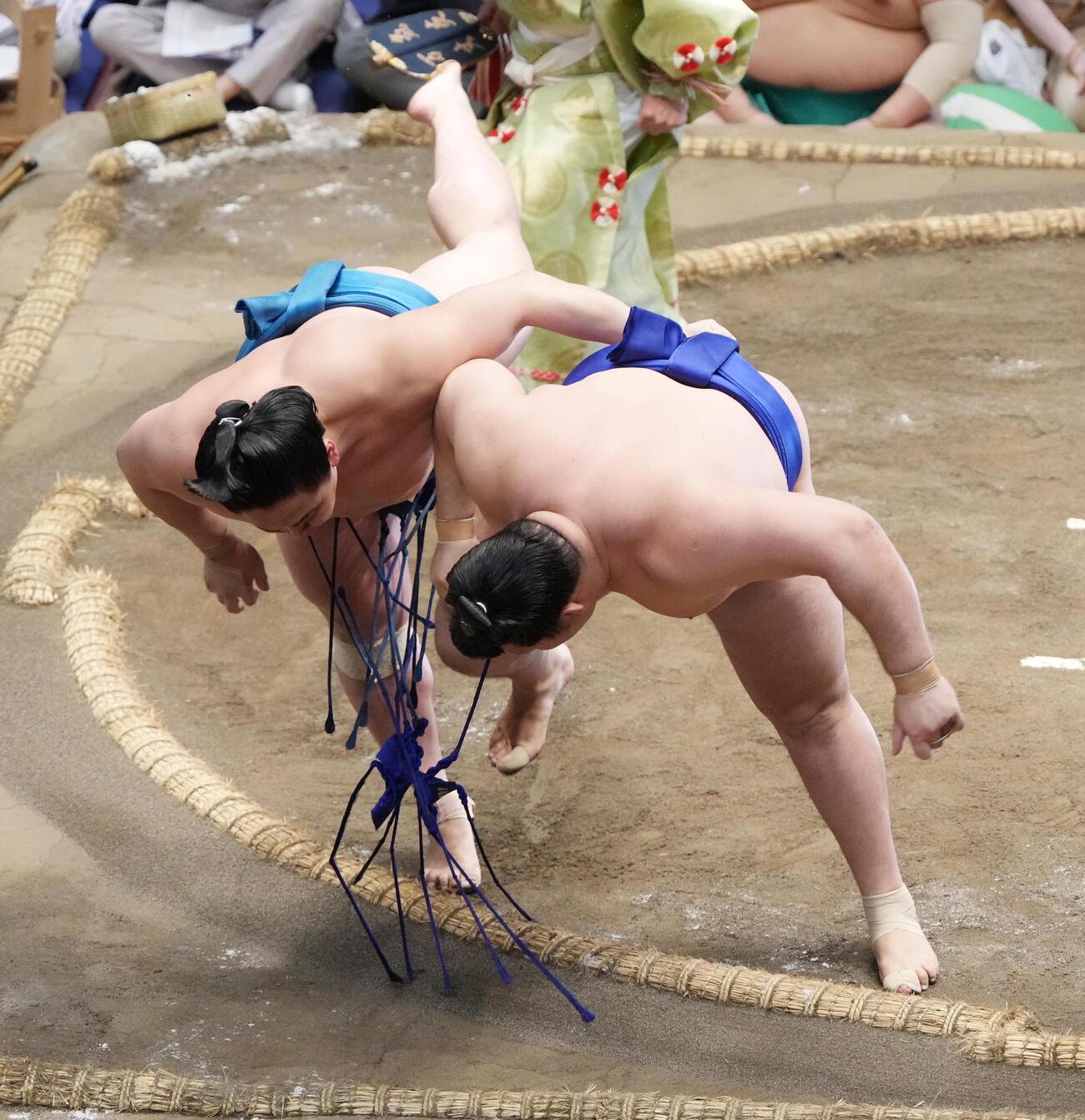 大相撲夏場所11日目　琴栄峰（左）は欧勝馬を送り投げで破る（撮影・小沢裕）　＝2026年5月20日
