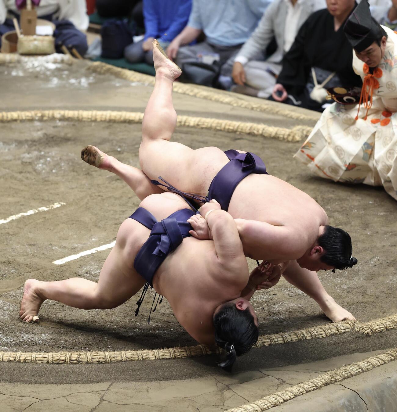 大相撲夏場所　11日目　平戸海（左）を下手投げで破る義ノ富士（撮影・河田真司）