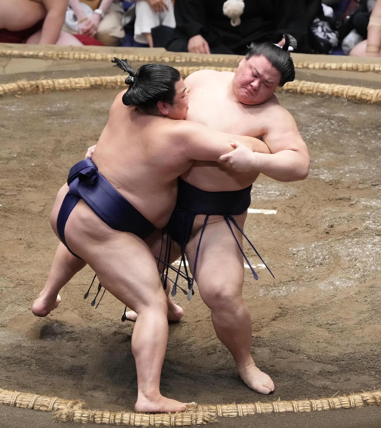 大相撲夏場所11日目　平戸海（左）を土俵際へ攻め込む義ノ富士（撮影・小沢裕）