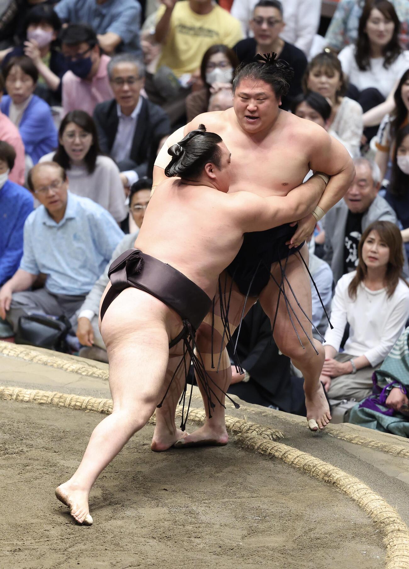 大相撲夏場所　11日目　霧島（左）は若隆景を寄り切りで破る（撮影・河田真司）