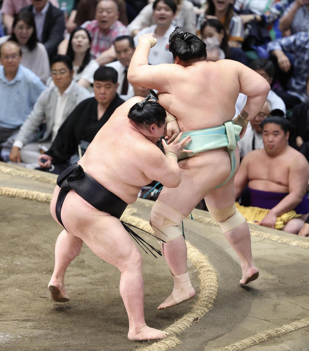 大相撲夏場所　11日目　正代（左）は琴桜を送り出しで破る（撮影・河田真司）