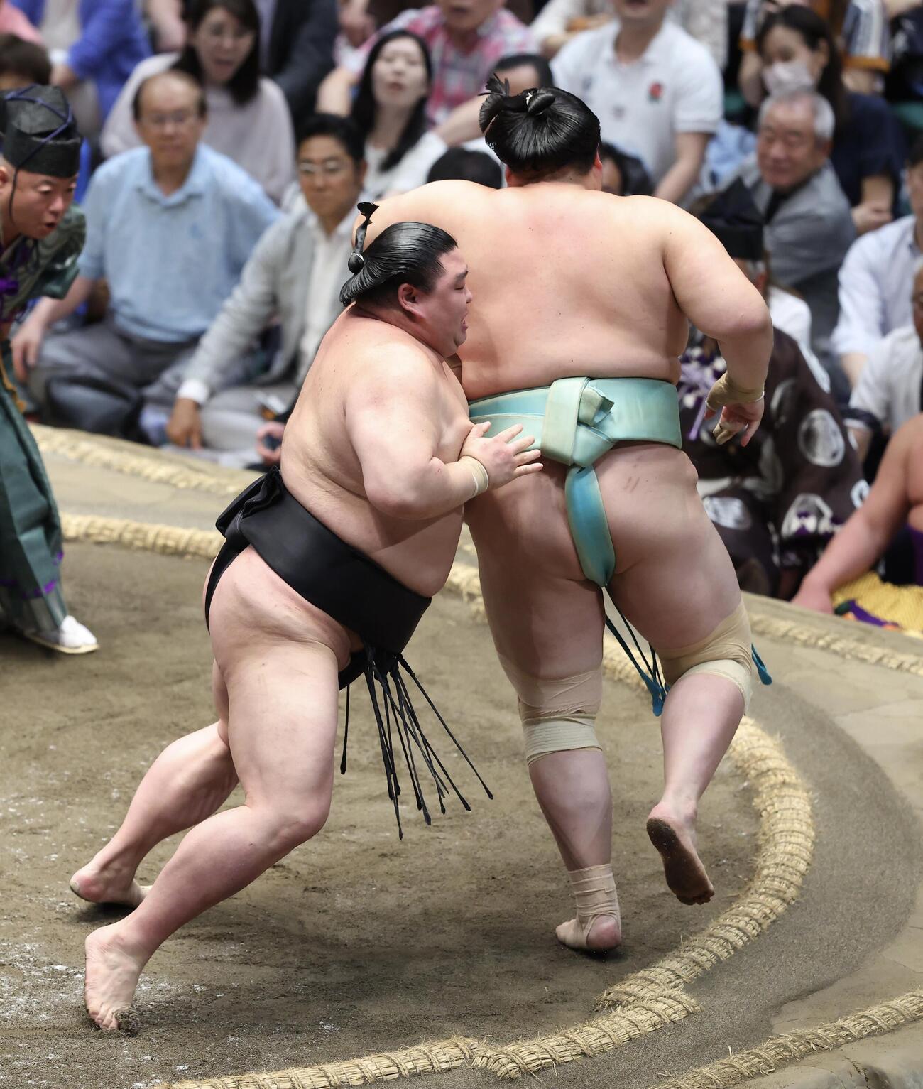 大相撲夏場所　11日目　正代（左）は琴桜を送り出しで破る（撮影・河田真司）