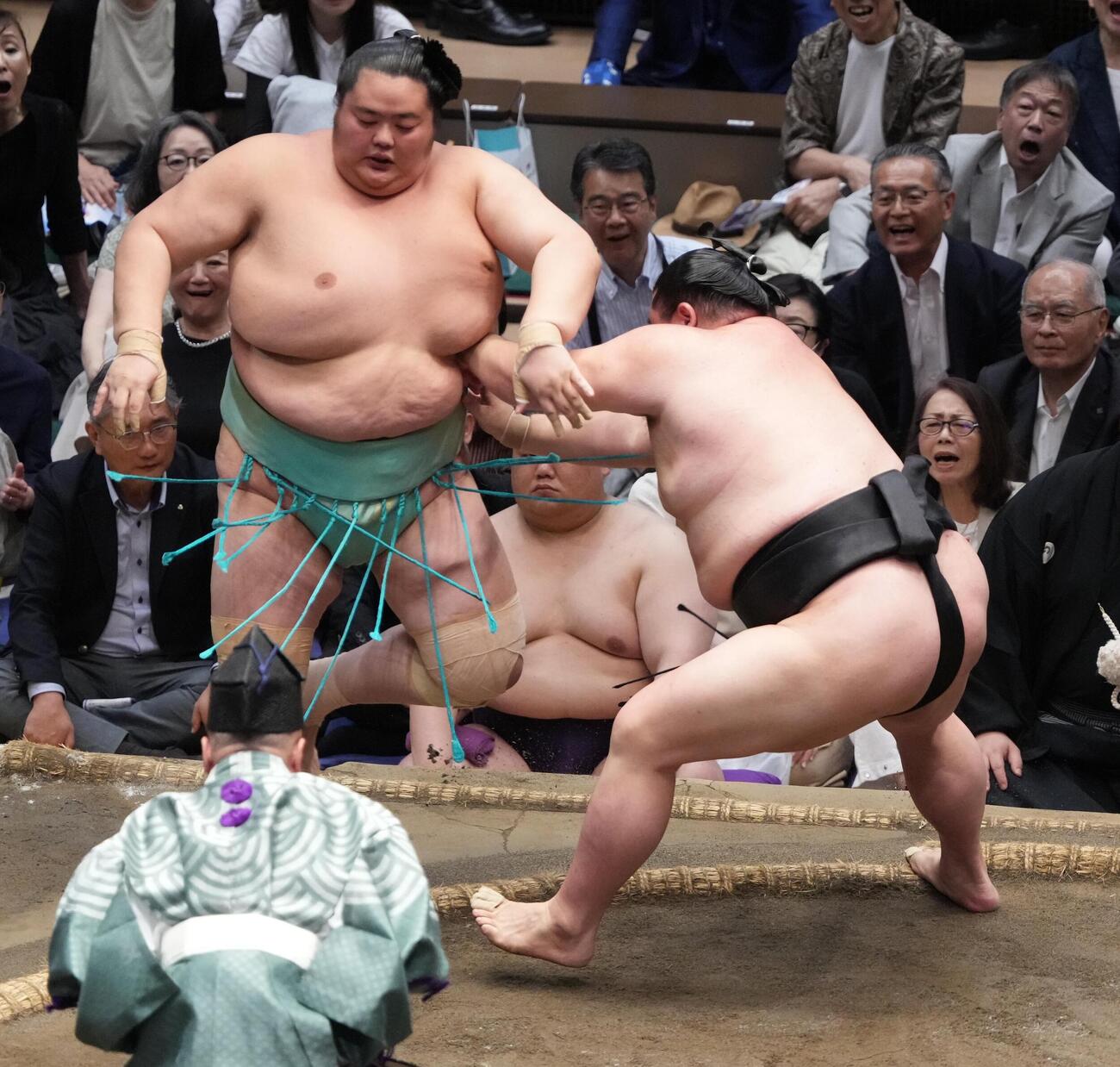 大相撲夏場所11日目　琴桜（左）は正代に送り出しで敗れる（撮影・小沢裕）　
