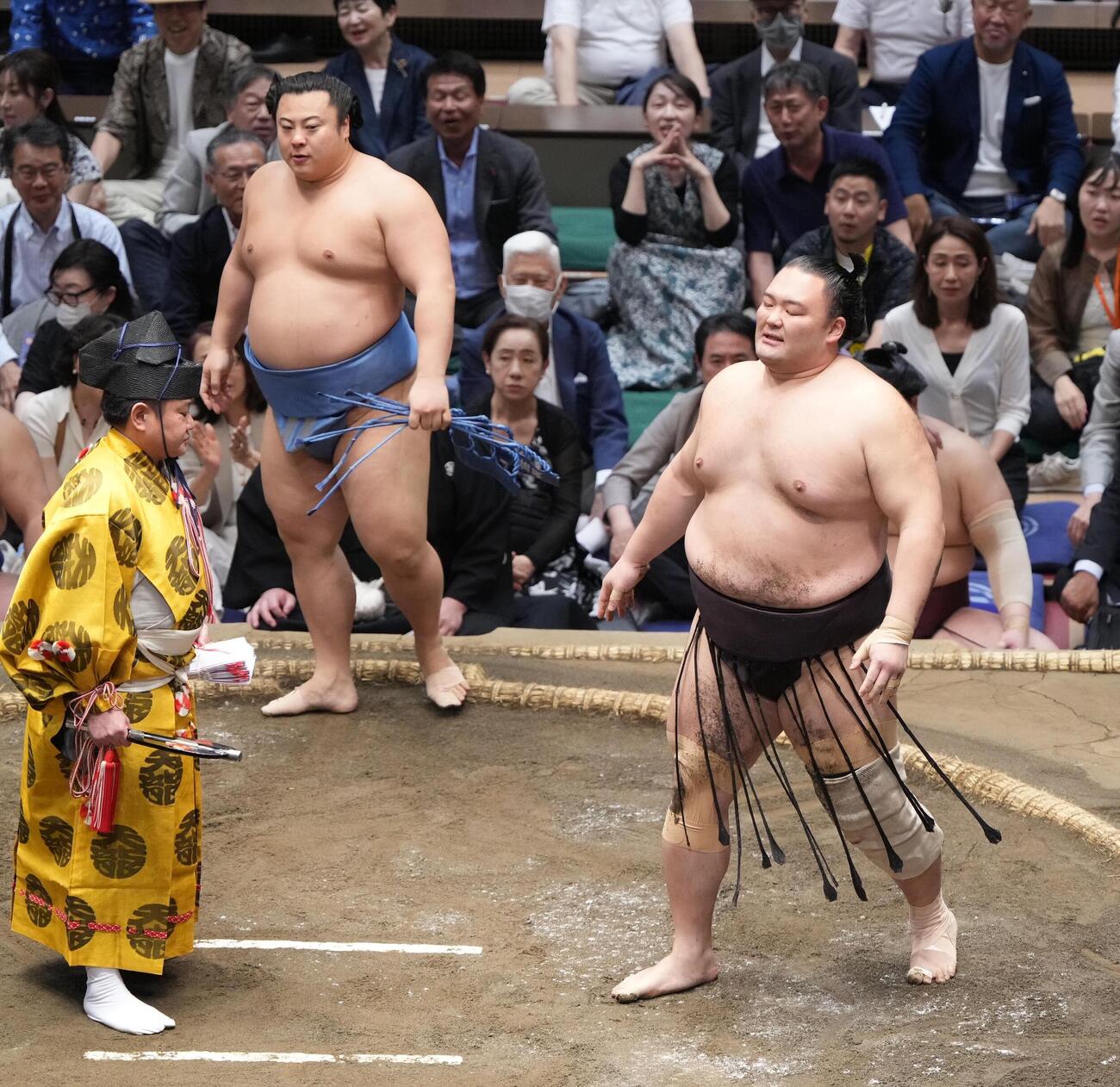 2026年5月20日、大相撲夏場所11日目　翔猿（右）に引き落としで敗れた朝乃山