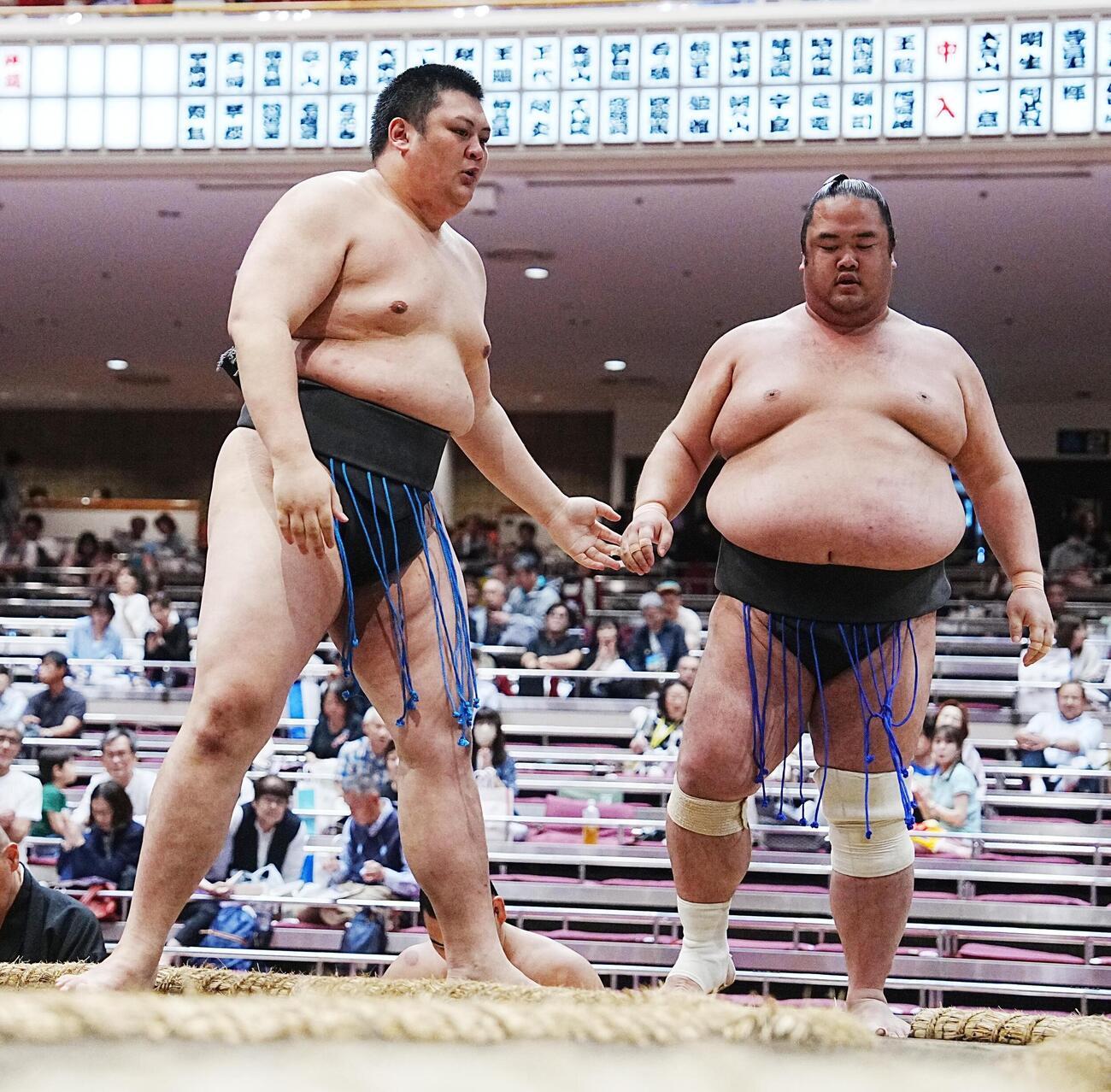 大相撲夏場所12日目　火雷（左）は隠岐の浜を寄り切りで破る（撮影・小沢裕）　＝2026年5月21日