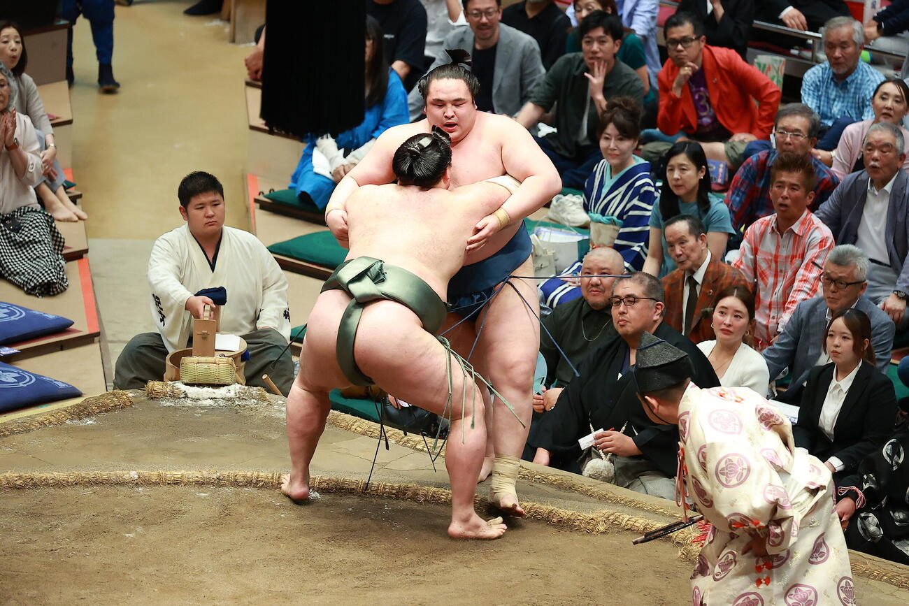 阿武剋（右）を寄り切りで破る明生（撮影・中島郁夫）