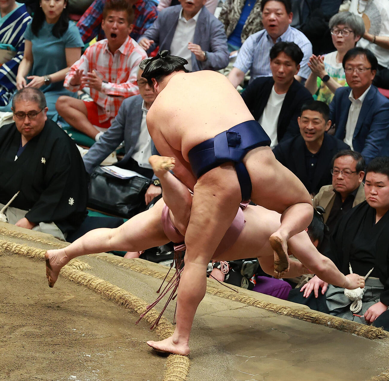 炎鵬（右）を上手投げで破る羽出山（撮影・中島郁夫）