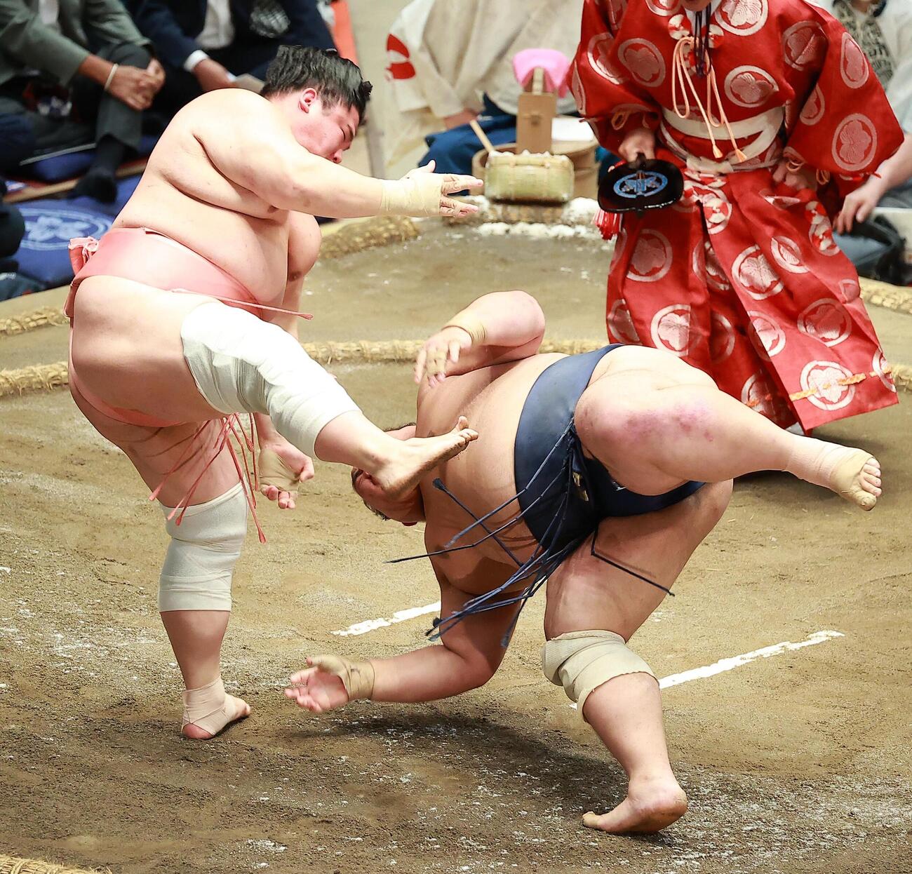 藤凌駕（右）をすくい投げで破る宇良（撮影・中島郁夫）