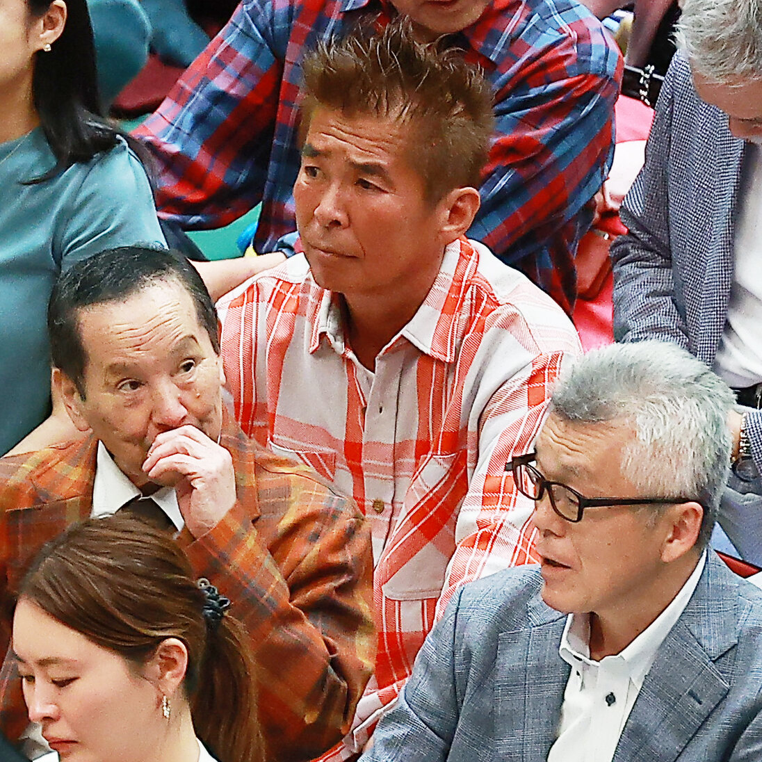 観戦する勝俣州和（撮影・中島郁夫）