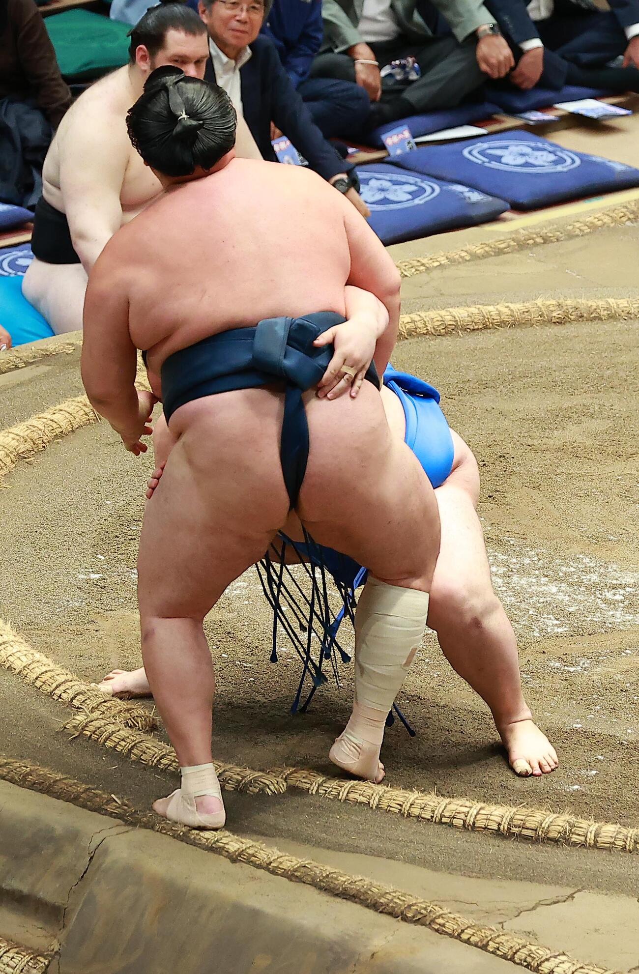 玉鷲（手前）を寄り切りで破る旭海雄（撮影・中島郁夫）