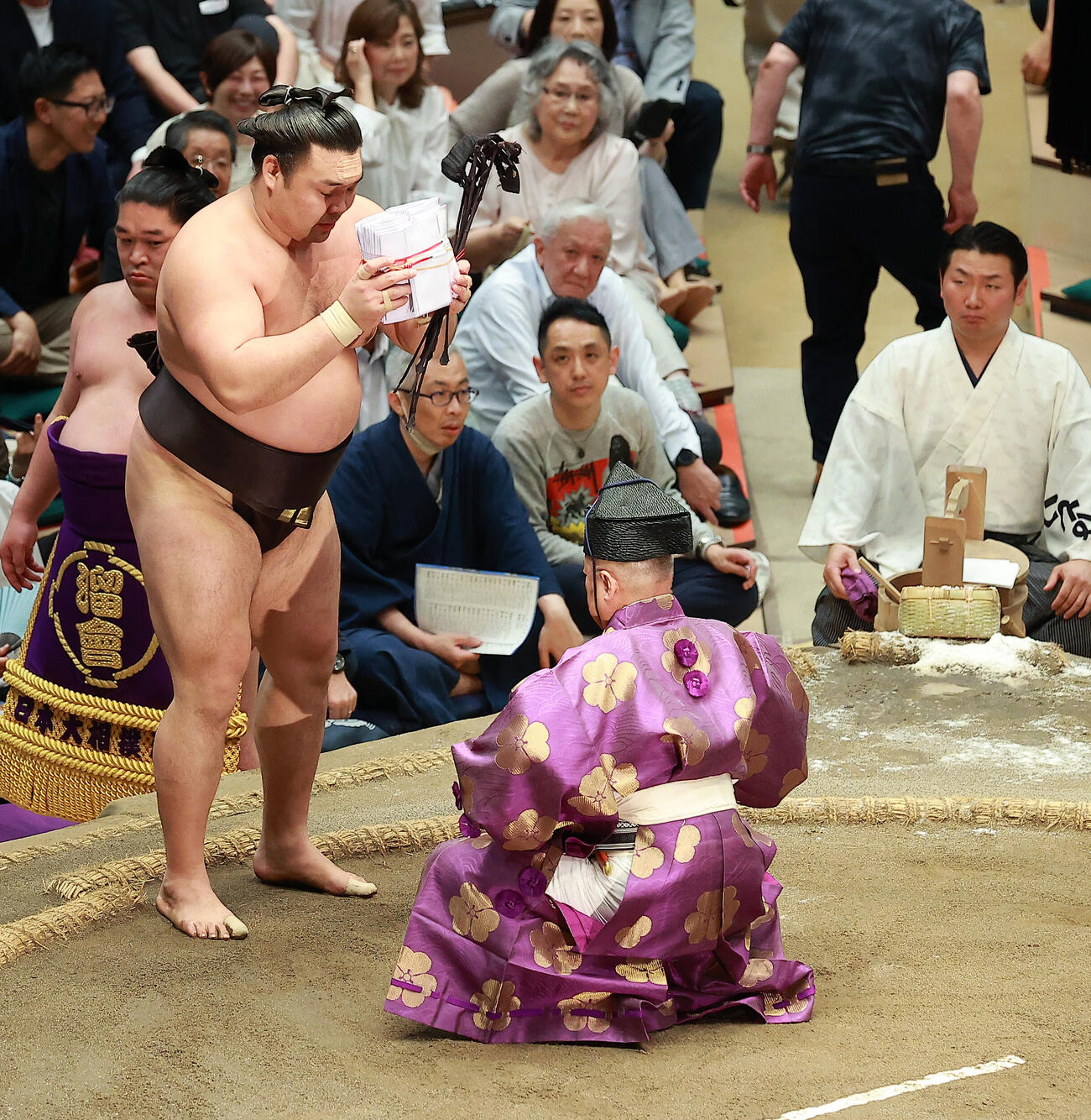 懸賞金の束を受け取る霧島（撮影・中島郁夫）