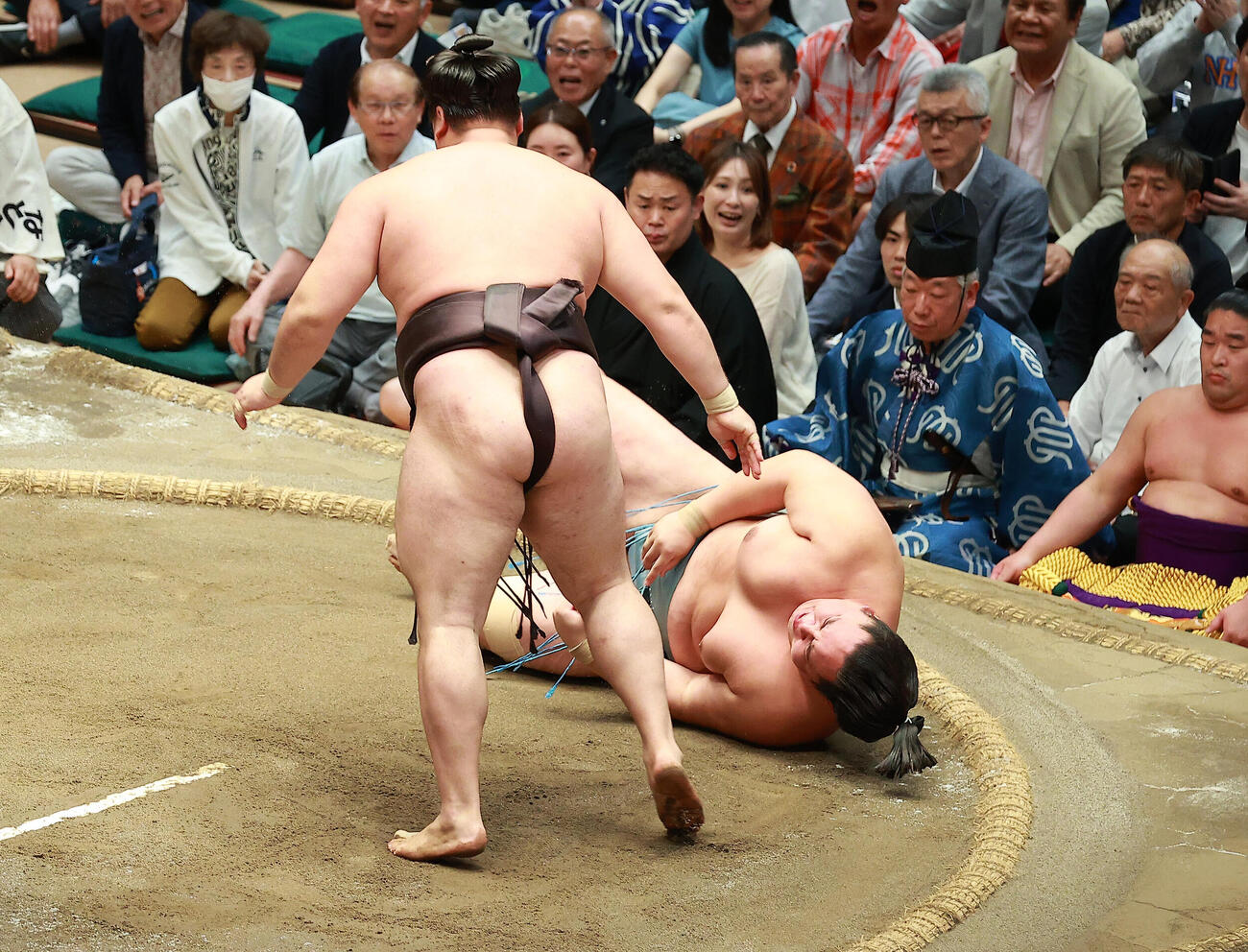琴勝峰（右）をはたき込みで破る霧島（撮影・中島郁夫）