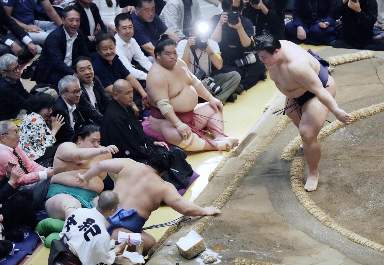 義ノ富士（右）が押し出しで翔猿を破る＝両国国技館（共同）