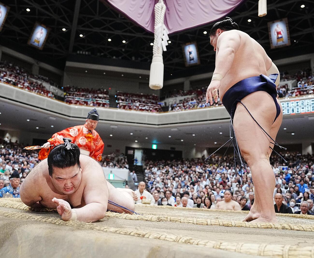大相撲夏場所12日目　豪ノ山（左）は若隆景に突き落としで敗れる（撮影・小沢裕）　＝2026年5月21日