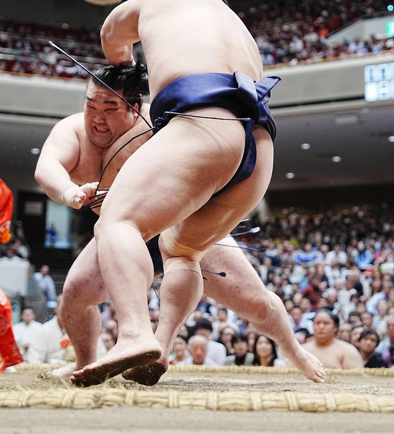 大相撲夏場所12日目　豪ノ山（左）は若隆景に突き落としで敗れる（撮影・小沢裕）　＝2026年5月21日