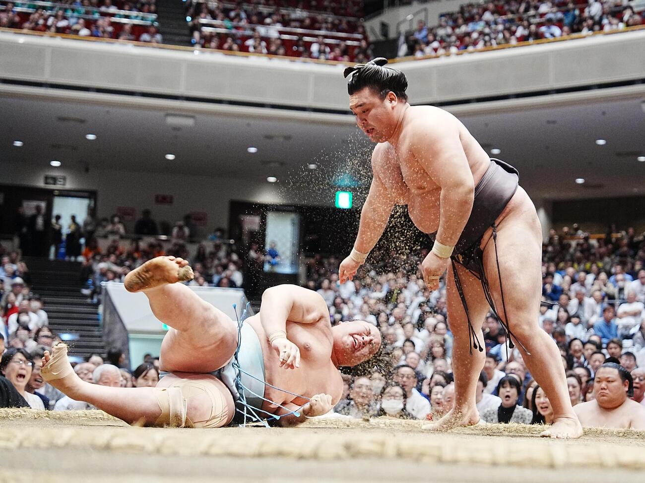 霧島（右）は琴勝峰をはたき込みで下す（撮影・小沢裕）