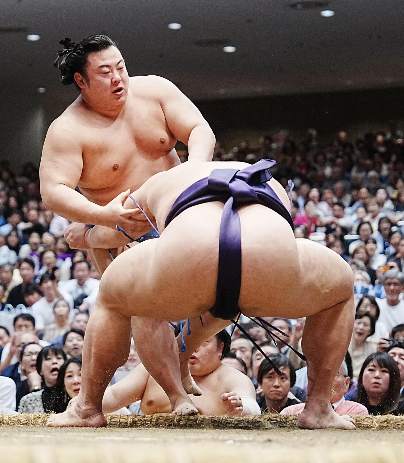 大相撲夏場所12日目　翔猿は義ノ富士（手前）に押し出しで敗れる（撮影・小沢裕）　＝2026年5月21日