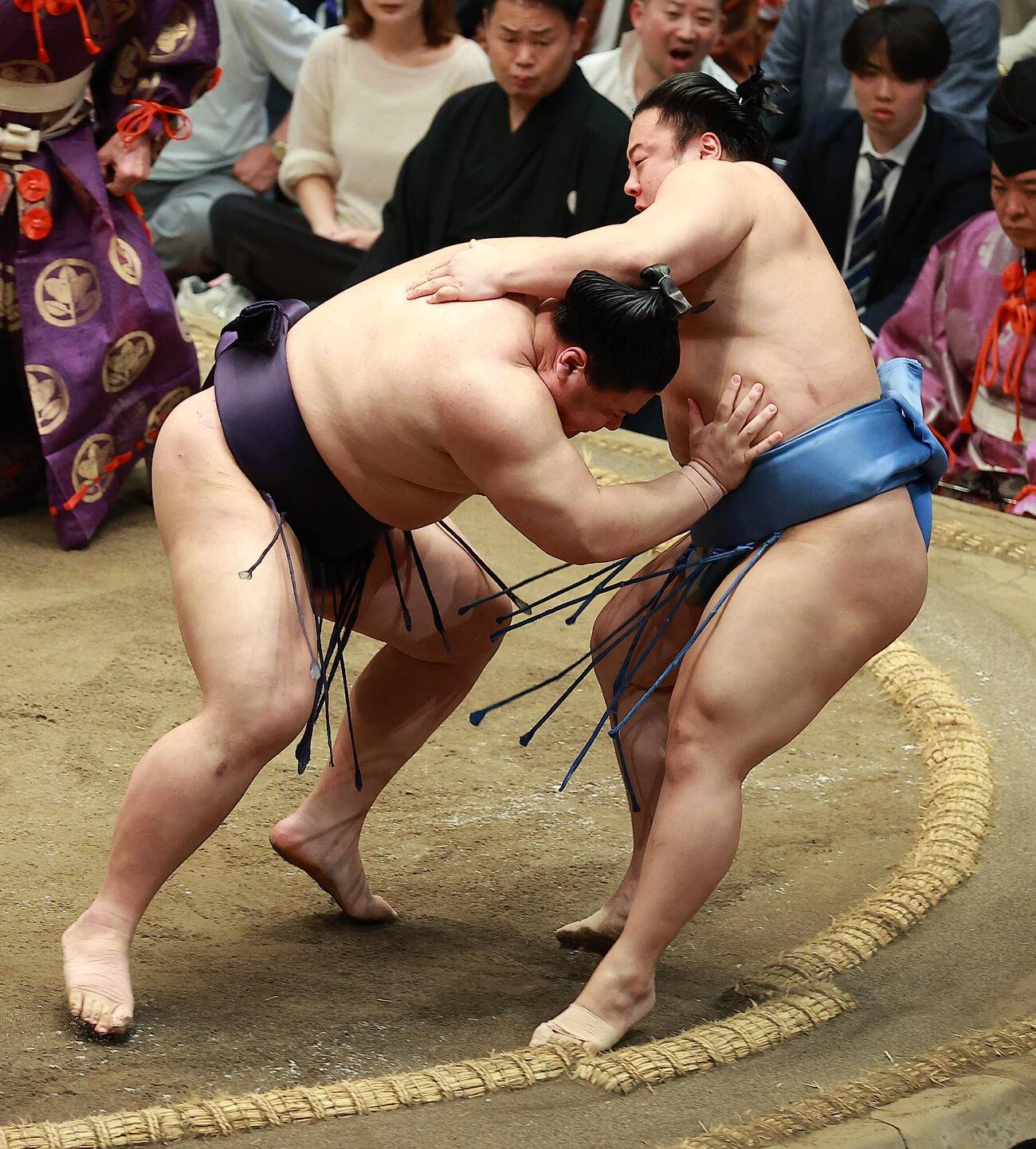 翔猿（右）を押し出しで破る義ノ富士（撮影・中島郁夫）