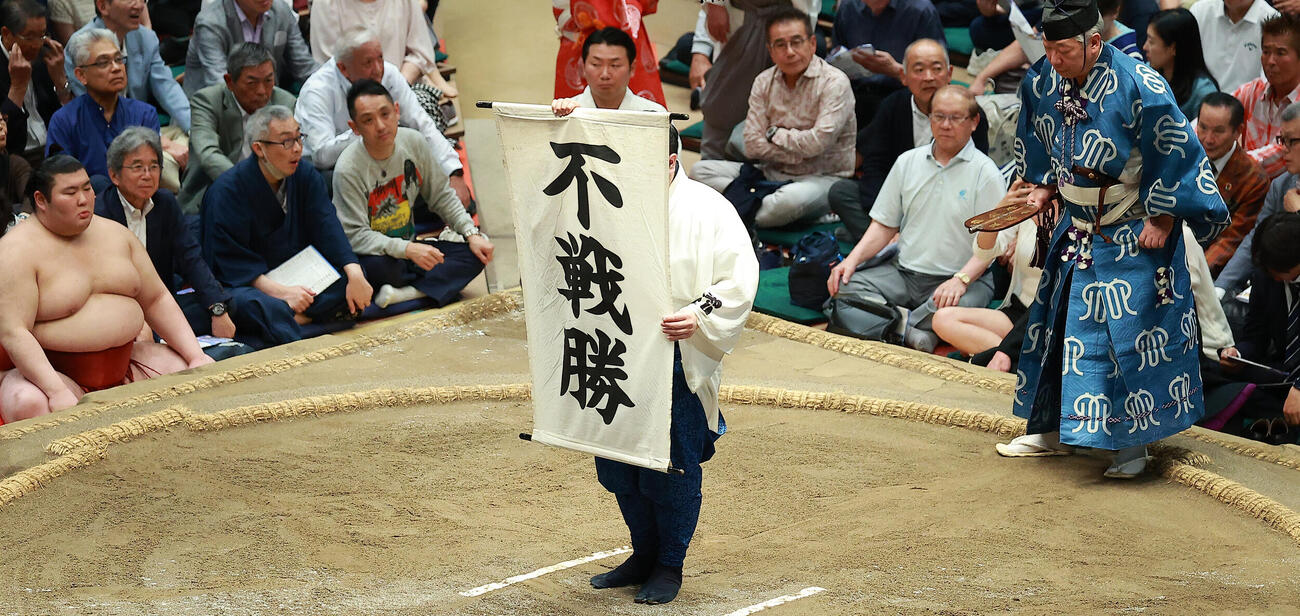 琴桜の休場で美ノ海の不戦勝を知らせる垂れ幕（撮影・中島郁夫）