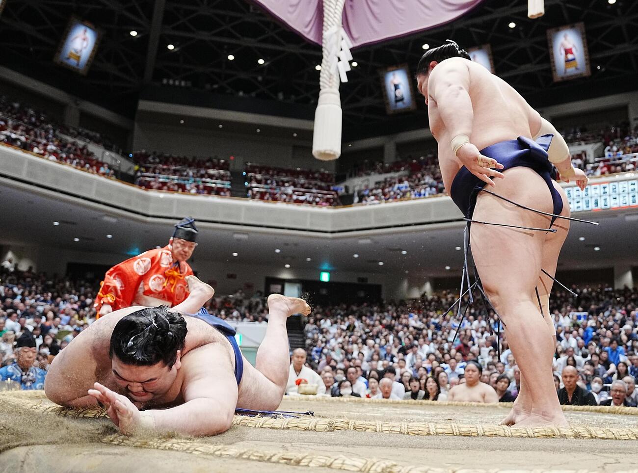 大相撲夏場所12日目　豪ノ山（左）は若隆景に突き落としで敗れる（撮影・小沢裕）　＝2026年5月21日