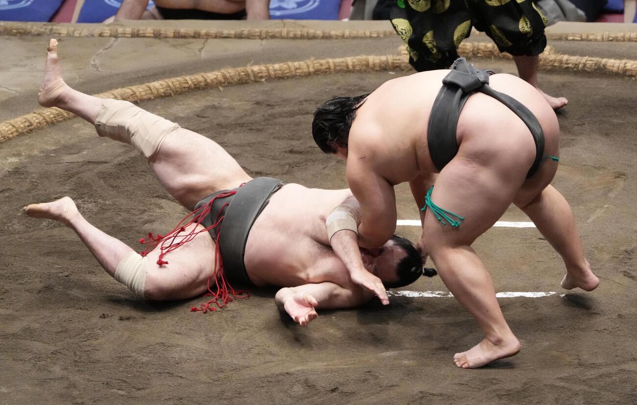 大相撲夏場所13日目　白月狼（右）は飛燕力をはたき込みで破り序ノ口優勝を決める（撮影・小沢裕）＝2026年5月22日