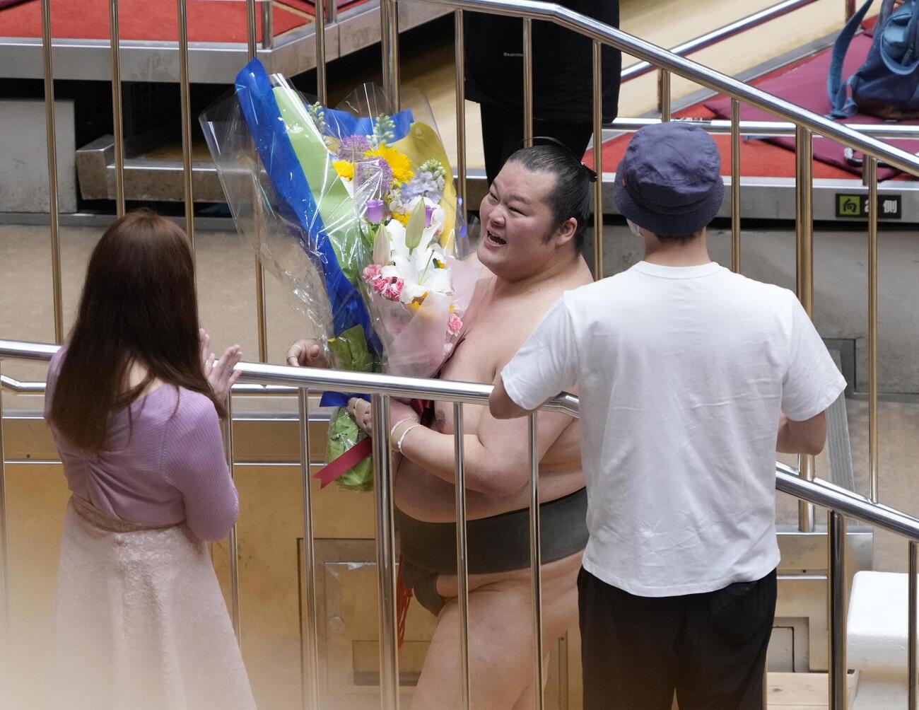 大相撲夏場所13日目　龍勢旺は現役最後の取組を終えた龍勢旺は花道で観客から花束を贈呈される（撮影・小沢裕）