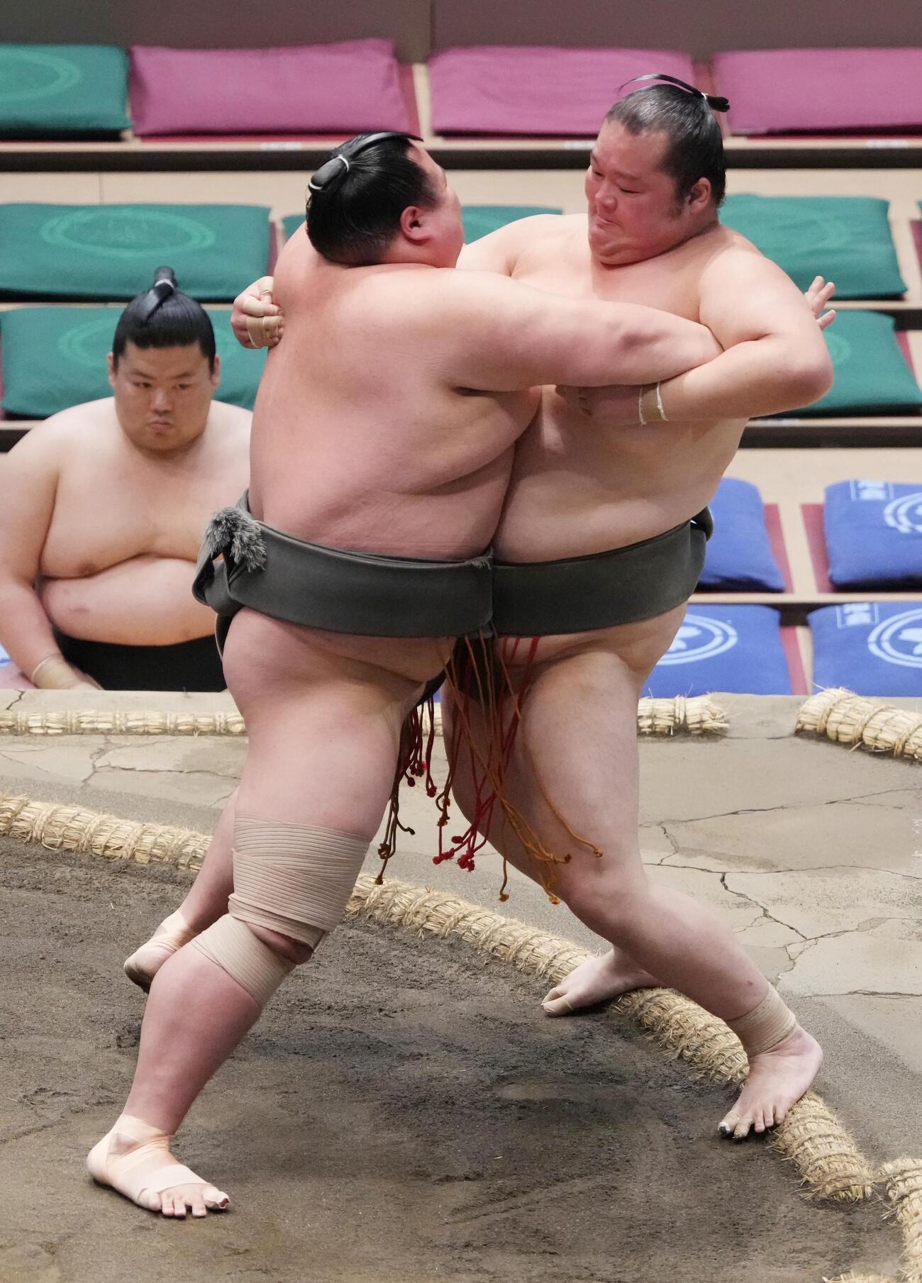大相撲夏場所13日目　龍勢旺（右）は北勝伊の攻めをこらえる（撮影・小沢裕）＝2026年5月22日